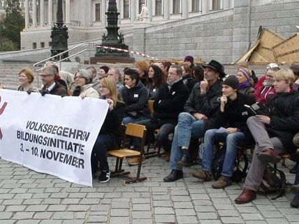Flashmob für die Bildung am Mittwoch in Wien. Flashmob für die Bildung am Mittwoch in Wien.