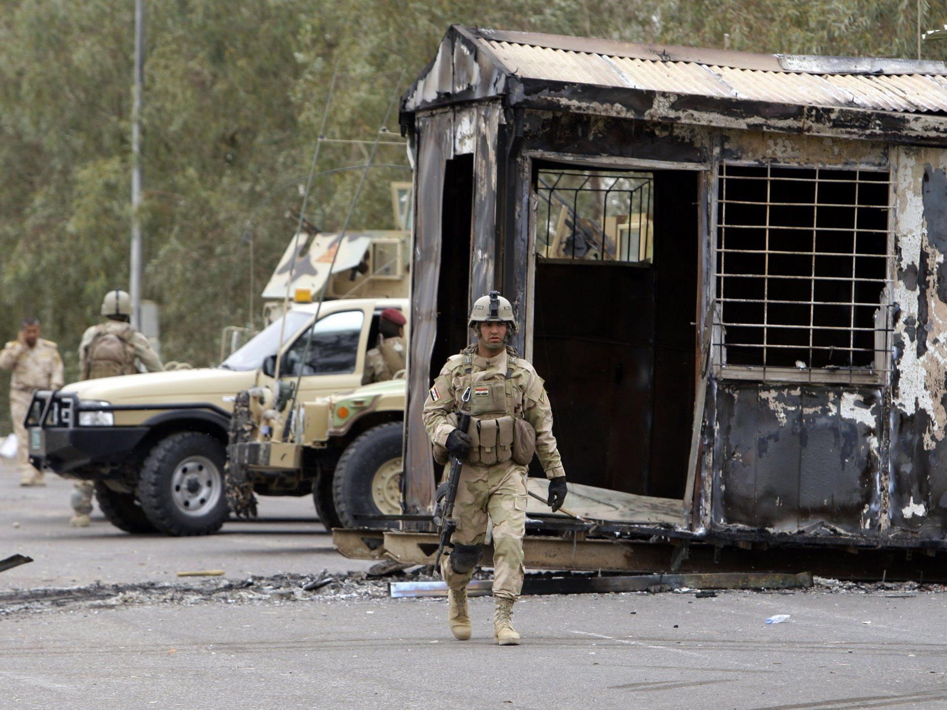 Im Frühjahr überfielen irakische Sicherheitskräfte Camp Ashraf. Mindestens zehn Menschen starben.