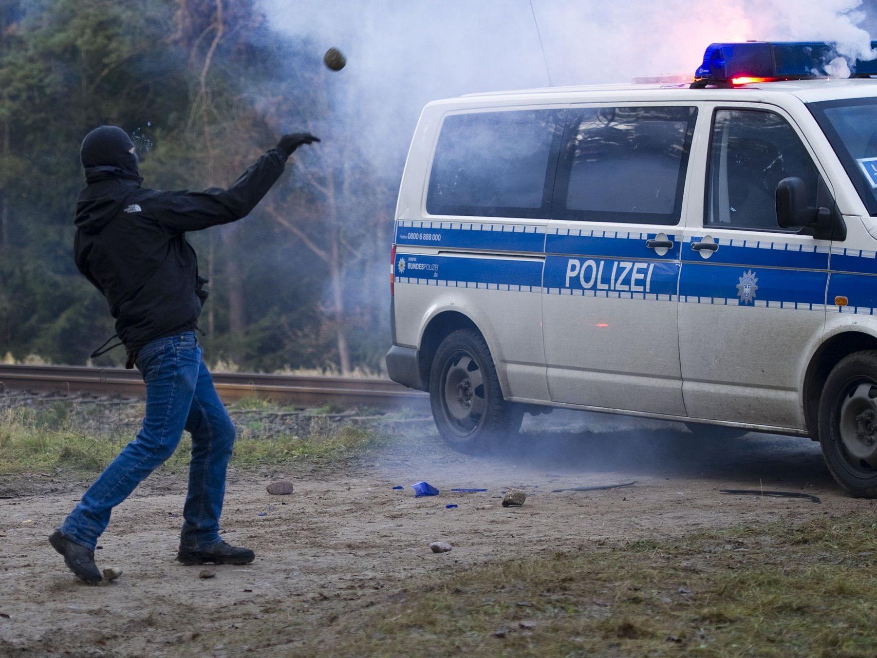 In Metzingen hatten gewalttätige Demonstranten Polizeifahrzeuge mit Explosivkörpern beworfen.