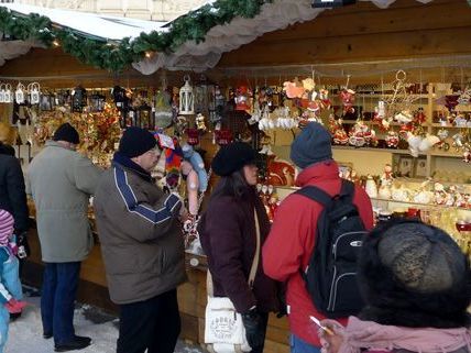 Die Wiener Linien bringen Sie zu den Weihnachtsmärkten in Wien. Die Wiener Linien bringen Sie zu den Weihnachtsmärkten in Wien.