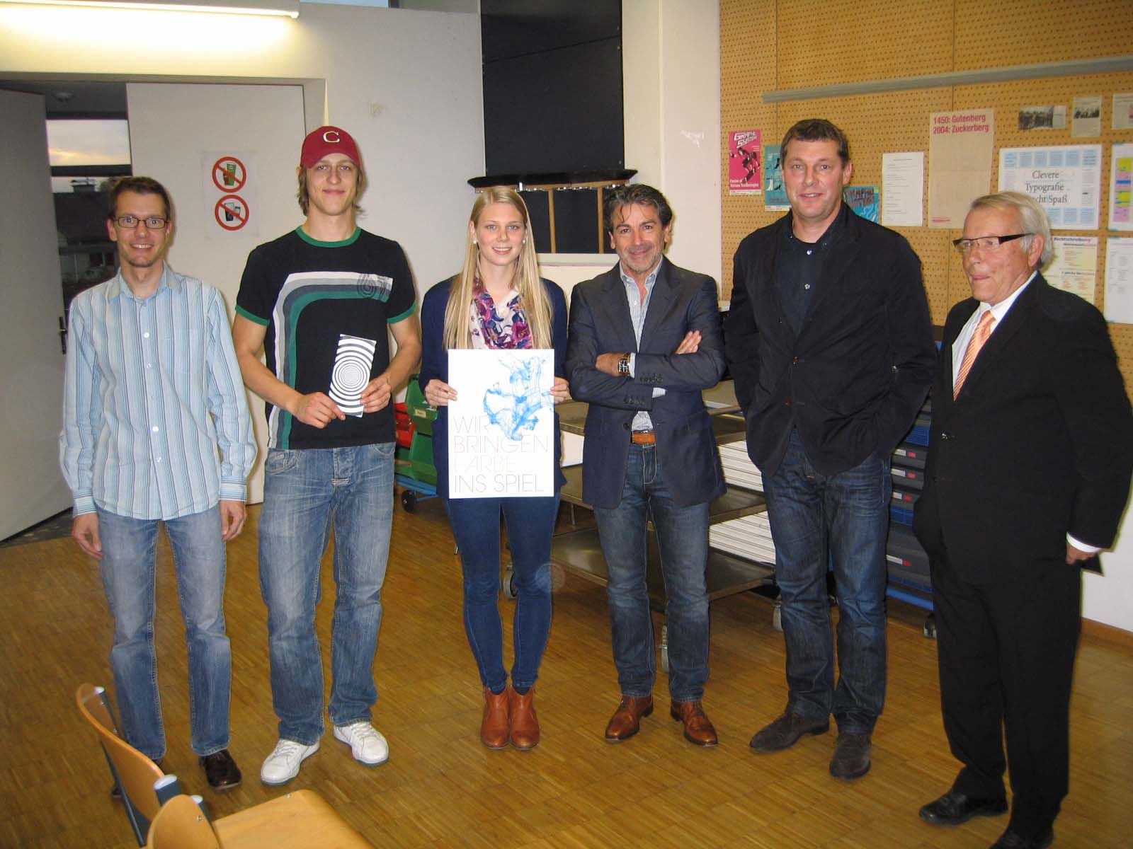 Fachlehrer Alexander Schneider, der drittplatzierte Michael Baumgartl (Lehrbetrieb Offsetdruckerei Schwarzach), die Siegerin Karoline Dorn mit Lehrherrn Hanno Schuster, Team a 5, sowie Fachgruppen-Obmann Karl-Heinz Milz und Bundes-Innungsmeister KommR. Wolfram Wieder. Fachlehrer Alexander Schneider, der drittplatzierte Michael Baumgartl (Lehrbetrieb Offsetdruckerei Schwarzach), die Siegerin Karoline Dorn mit Lehrherrn Hanno Schuster, Team a 5, sowie Fachgruppen-Obmann Karl-Heinz Milz und Bundes-Innungsmeister KommR. Wolfram Wieder.