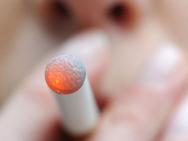 Gesundheitsschädliche Substanzen in E-Zigaretten entdeckt.