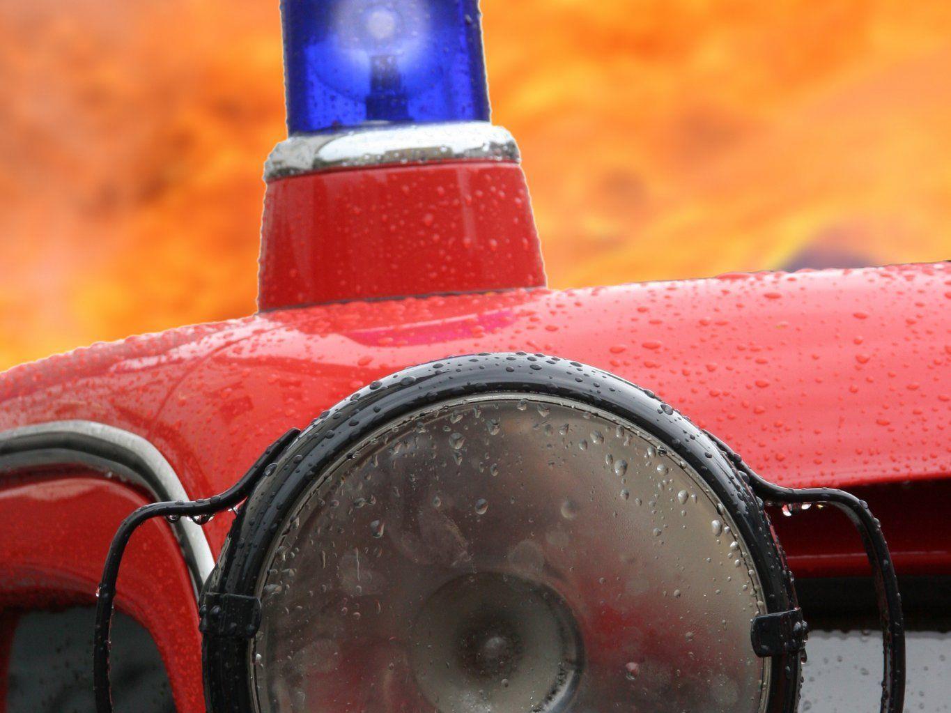 Die Feuerwehr konnte das brennende Fahrzeug schnell löschen.