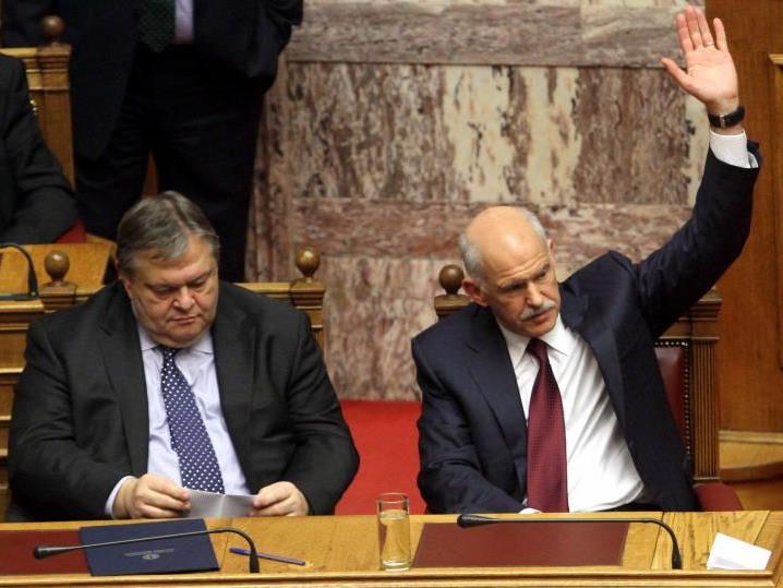 Finanzminister Venezelos und Noch-Premier Papandreou nach der Abstimmung.