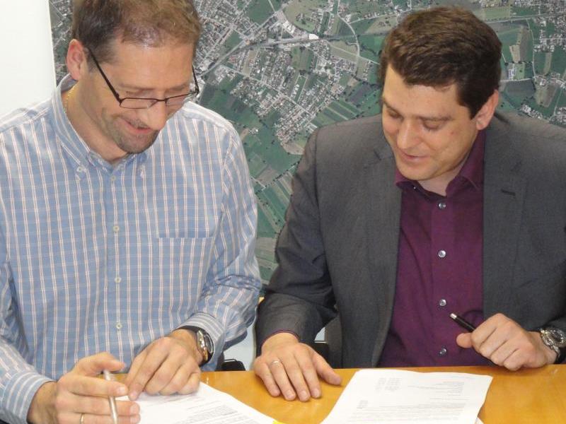Bürgermeister Köhlmeier und Markus Lerchenmüller können von einer positiven Budgetentwicklung berichten.