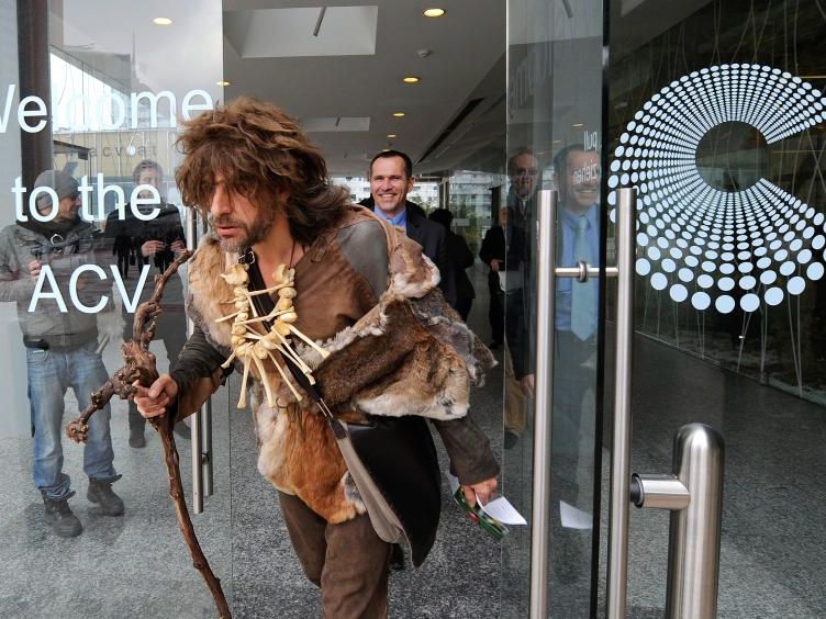 Wird er es in die Neuzeit schaffen? Der Neandertaler hat unterschrieben! Wird er es in die Neuzeit schaffen? Der Neandertaler hat unterschrieben!