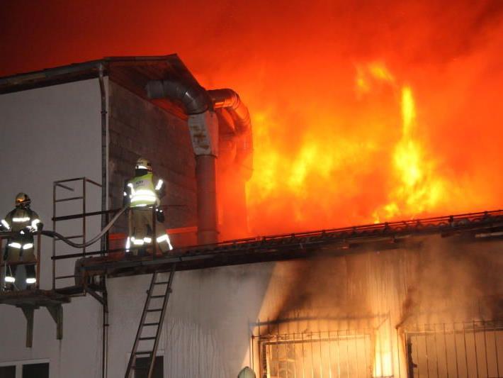 Bei dem Großbrand eines Sägewerks in Hard entstand ein Sachschaden in Höhe von mehreren Hunderttausend Euro.