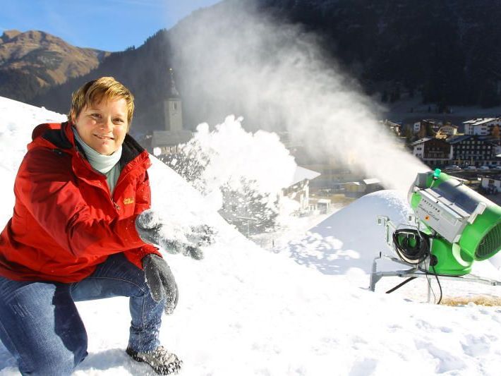 Die Nullgradgrenze lag gestern auf 2500 Metern Höhe. Barbara Oberhammer ließ in Lech am Arlberg die Schneekanonen laufen. Die Nullgradgrenze lag gestern auf 2500 Metern Höhe. Barbara Oberhammer ließ in Lech am Arlberg die Schneekanonen laufen.