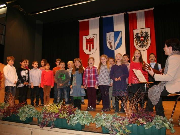 „Happy Birthday“ sang der Chor der Kennelbacher Schule.