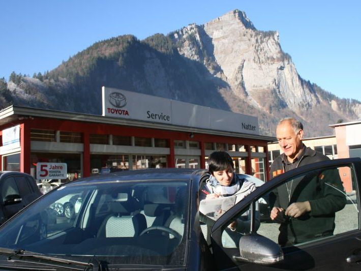 Janine Decarli übernimmt ein Fahrzeug zum Service, Chef Walter Natter erläutert, was dabei alles zu beachten ist. Janine Decarli übernimmt ein Fahrzeug zum Service, Chef Walter Natter erläutert, was dabei alles zu beachten ist.