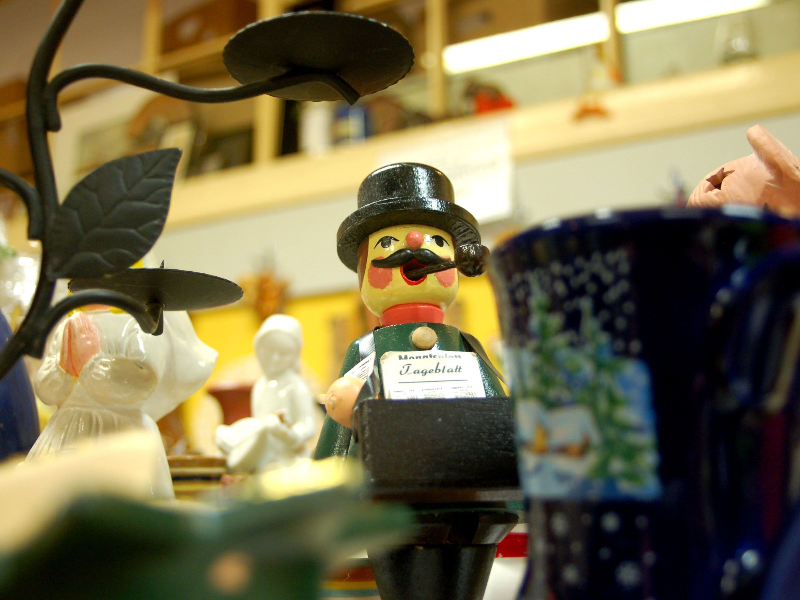 Stöbern, kaufen und helfen beim Flohmarkt im Caritas Haus St. Josef . Stöbern, kaufen und helfen beim Flohmarkt im Caritas Haus St. Josef .