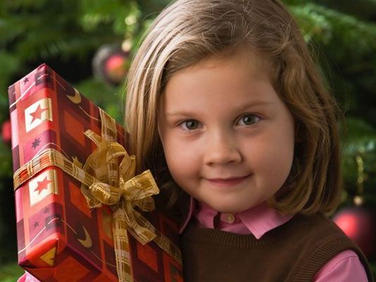 Kinder freuen sich auf die kommende Advent- und Weihnachtszeit. Kinder freuen sich auf die kommende Advent- und Weihnachtszeit.