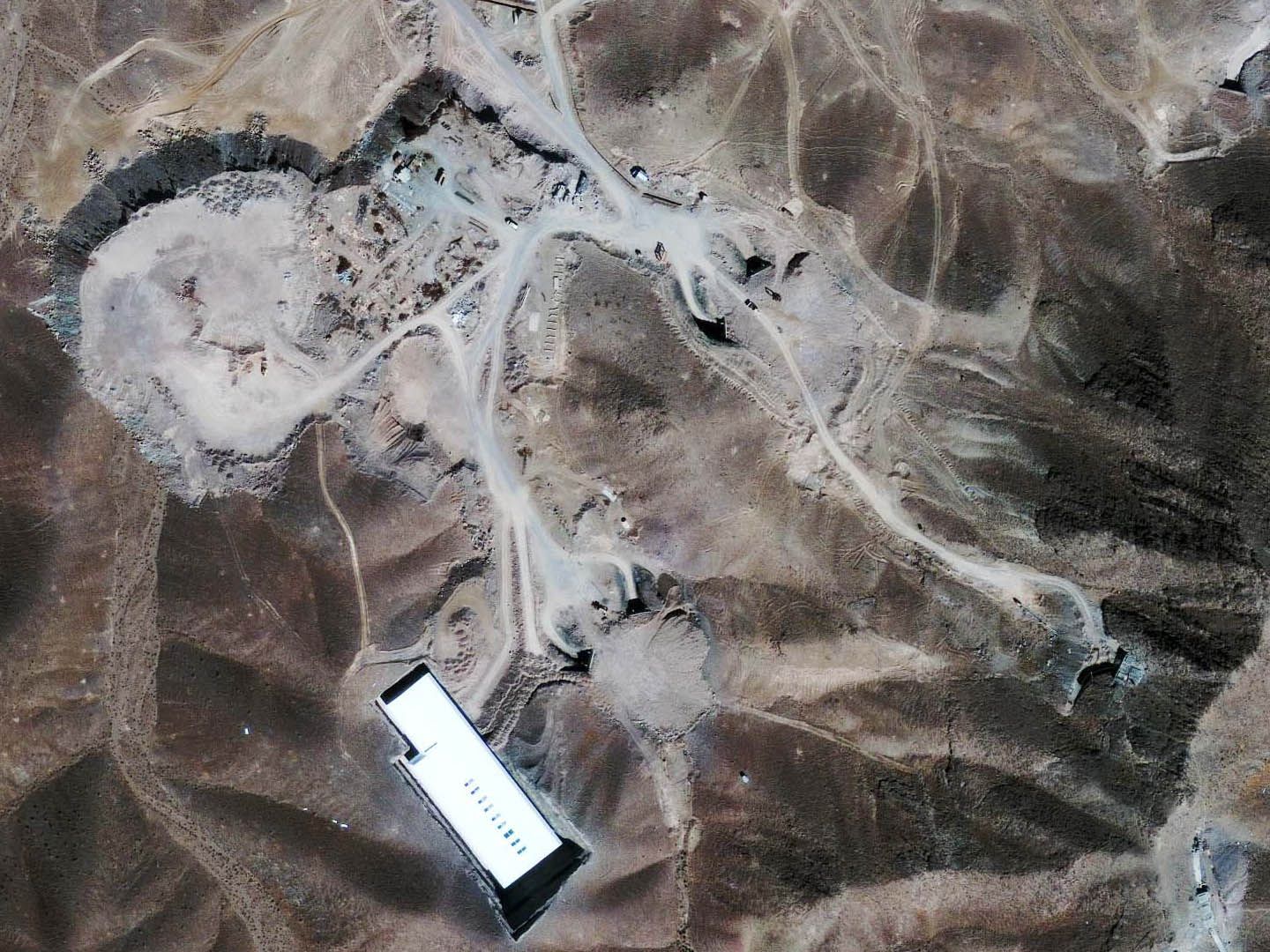 Das Satellitenbild zeigt eine der Anlage 20km nördlich von Qom. Die IAEA vermutet, dass es sich um eine im Bau befindliche Anreicherungsanlage handelt. Das Satellitenbild zeigt eine der Anlage 20km nördlich von Qom. Die IAEA vermutet, dass es sich um eine im Bau befindliche Anreicherungsanlage handelt.