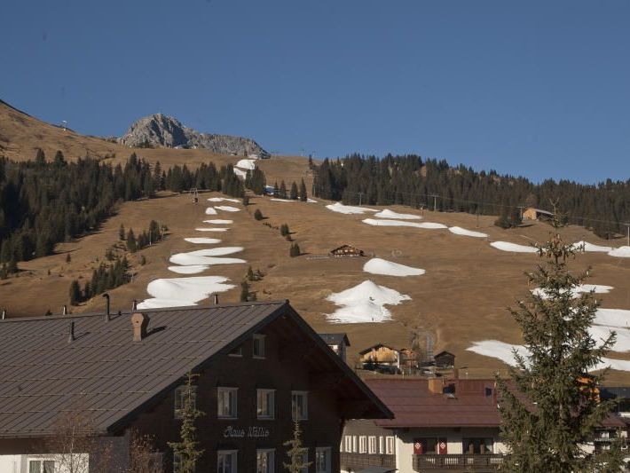 Sonnenschein, blauer Himmel, kein Schnee: Wandern statt Skifahren ist derzeit in Lech am Arlberg angesagt. Sonnenschein, blauer Himmel, kein Schnee: Wandern statt Skifahren ist derzeit in Lech am Arlberg angesagt.