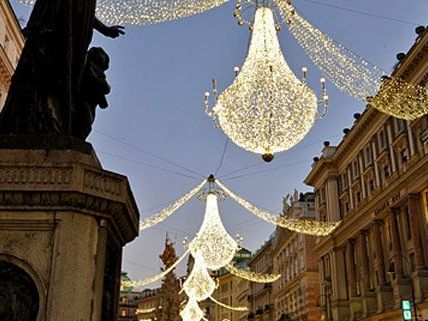 Nun weihnachtet es richtig auf Wiens Straßen. Nun weihnachtet es richtig auf Wiens Straßen.