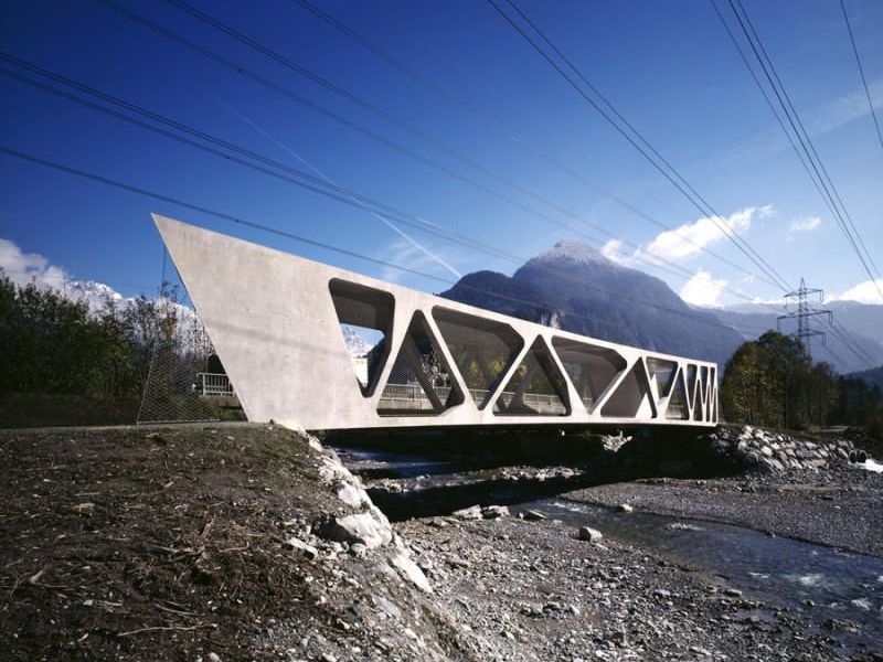 Die Alfenz-Brücke in Lorüns wurde von den Architekten Stefan und Bernhard Marte geplant und zum dritten Mal mit einem internationalen Preis ausgezeichnet. Die Alfenz-Brücke in Lorüns wurde von den Architekten Stefan und Bernhard Marte geplant und zum dritten Mal mit einem internationalen Preis ausgezeichnet.