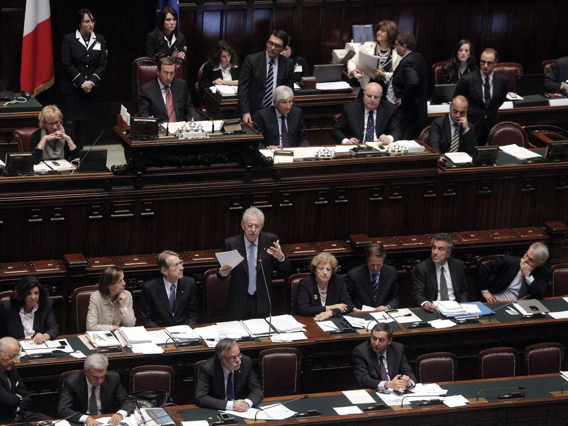 Mit überwältigender Mehrheit hat Monti die Vertrauensabstimmung gewonnen. Mit überwältigender Mehrheit hat Monti die Vertrauensabstimmung gewonnen.