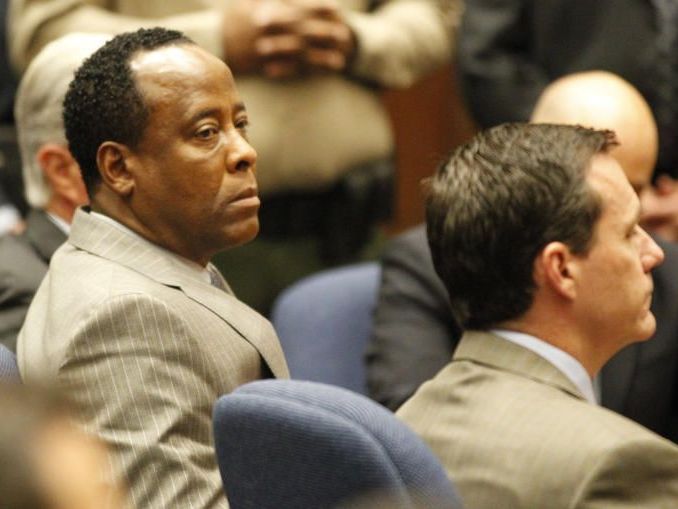 Conrad Murray nahm das Urteil reglos zur Kenntnis. Conrad Murray nahm das Urteil reglos zur Kenntnis.