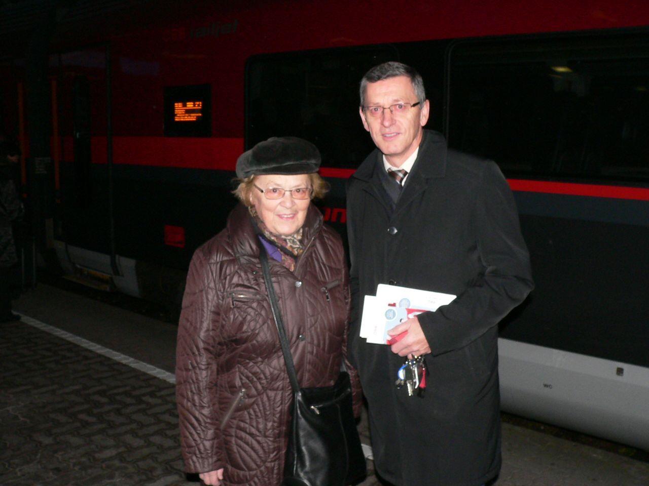 Vorarlbergs ÖBB Regionalmanager Gerhard Mayer überreichte der überglücklichen Erika Schuhmacher aus Bregenz vor dem railjet den Preis