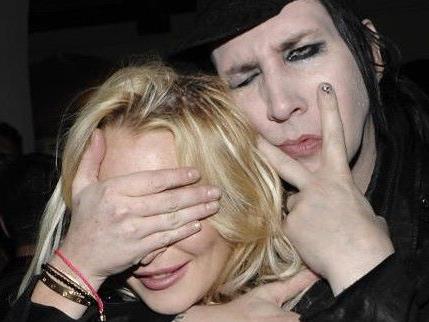 Lindsay Lohan liebt es zu feiern (hier mit Marilyn Manson) - nur sie ist nicht überall erwünscht.