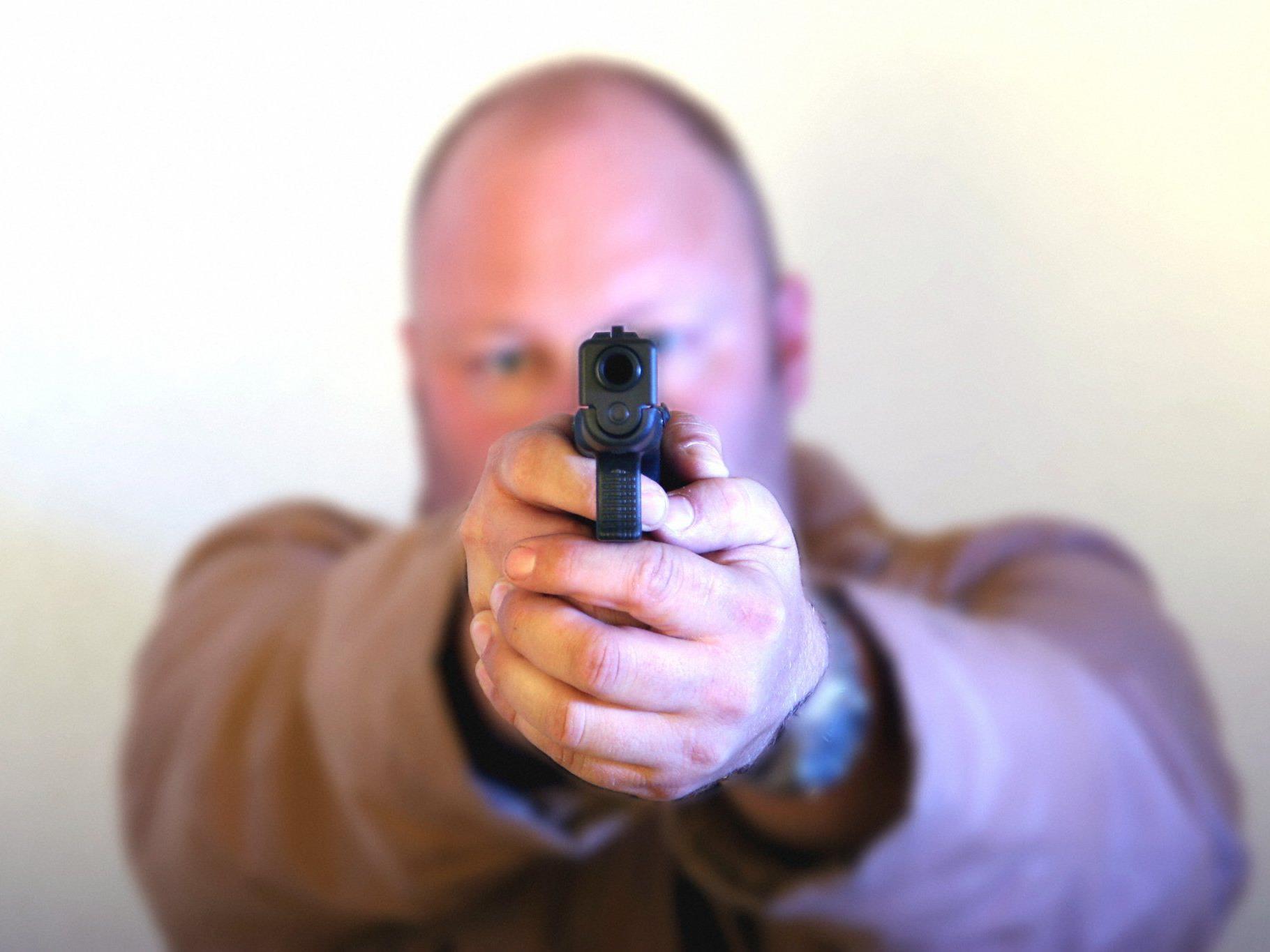 Mit einer Schusswaffe bedrohte der Räuber einen Angestellten.