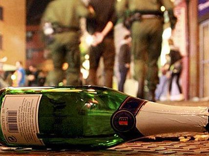 Die Polizei konnte die vier Schuldigen noch in derselben Nacht verhaften. Die Polizei konnte die vier Schuldigen noch in derselben Nacht verhaften.