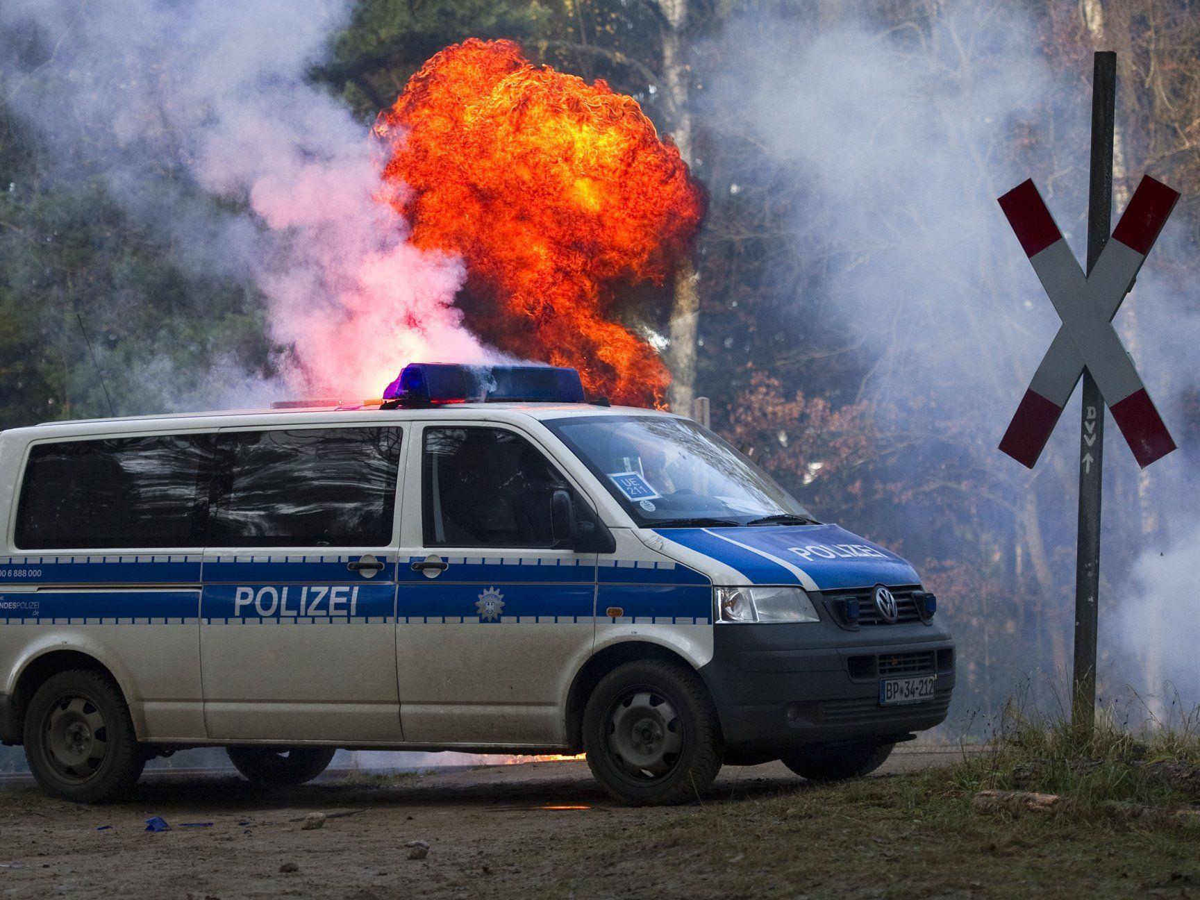 In Metzingen bewarfen gewalttätige Demonstranten das Polizeifahrzeug mit Explosivkörpern.