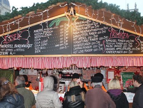 Der Weihanchtsmarkt am Maria-Theresien-Platz lässt keinen Punsch-Wunsch offen.