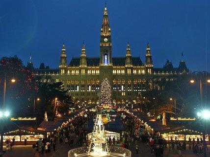 Der beliebteste Weihnachtsmarkt Österreichs ist der Christkindlmarkt am Rathausplatz.