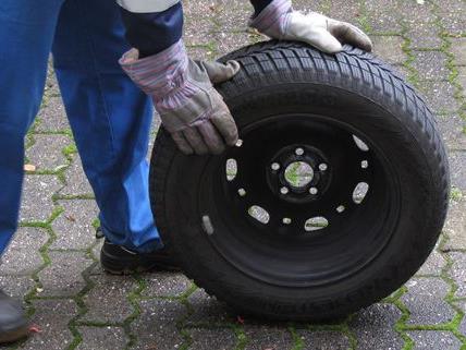 Ein Reifen-Dieb soll 100 Autoreifen in Wien und NÖ gestohlen haben.