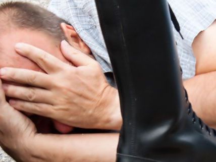 Der Mann wurde von zwei Kontrahenten verprügelt uns ausgeraubt - einer wurde verhaftet. Der Mann wurde von zwei Kontrahenten verprügelt uns ausgeraubt - einer wurde verhaftet.