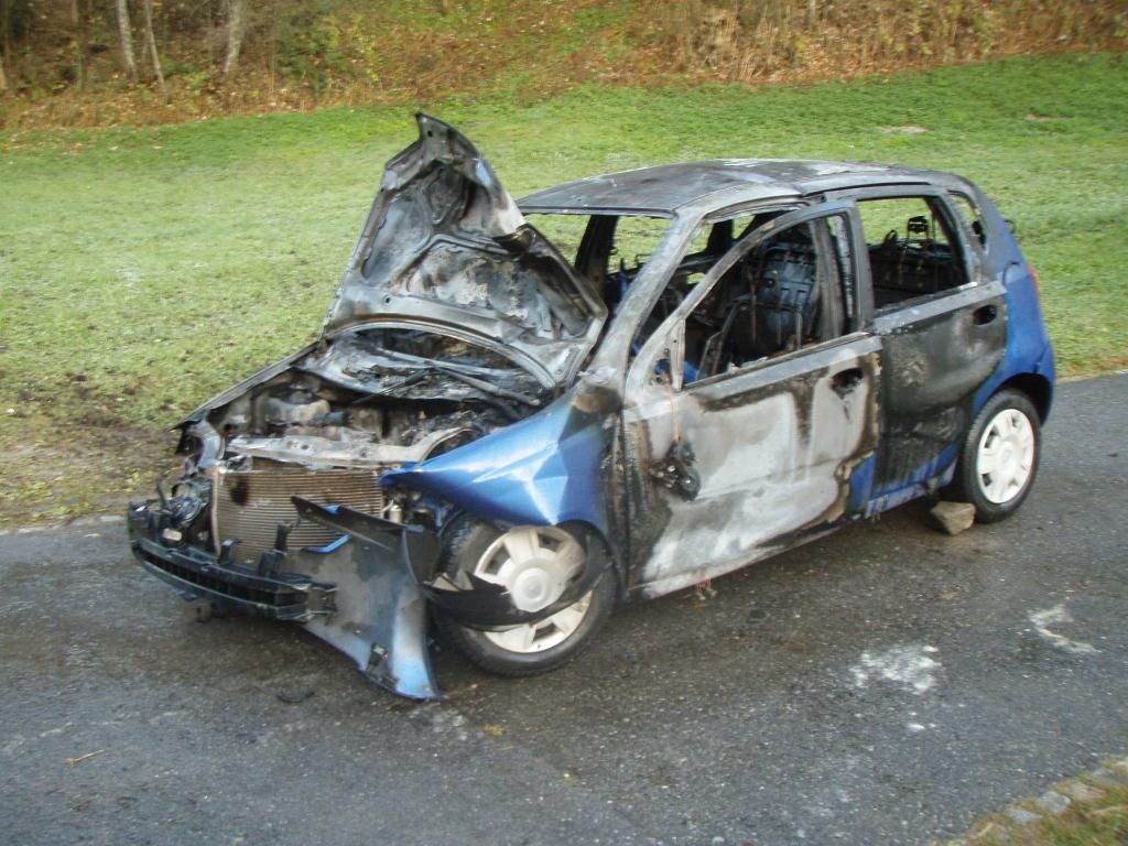 Der Pkw eines 18-Jährigen brannte nach einem Unfall vollständig aus Der Pkw eines 18-Jährigen brannte nach einem Unfall vollständig aus
