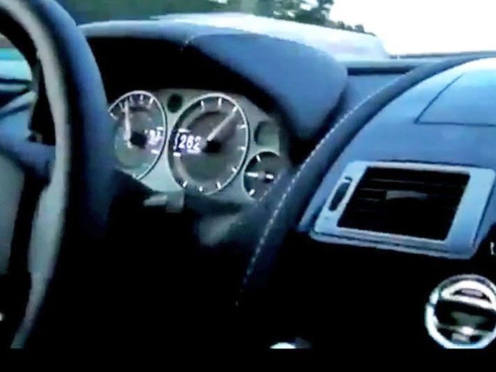 Der Beifahrer filmte den Tacho bei der Wahnsinnsfahrt durch dichten Verkehr. Der Beifahrer filmte den Tacho bei der Wahnsinnsfahrt durch dichten Verkehr.