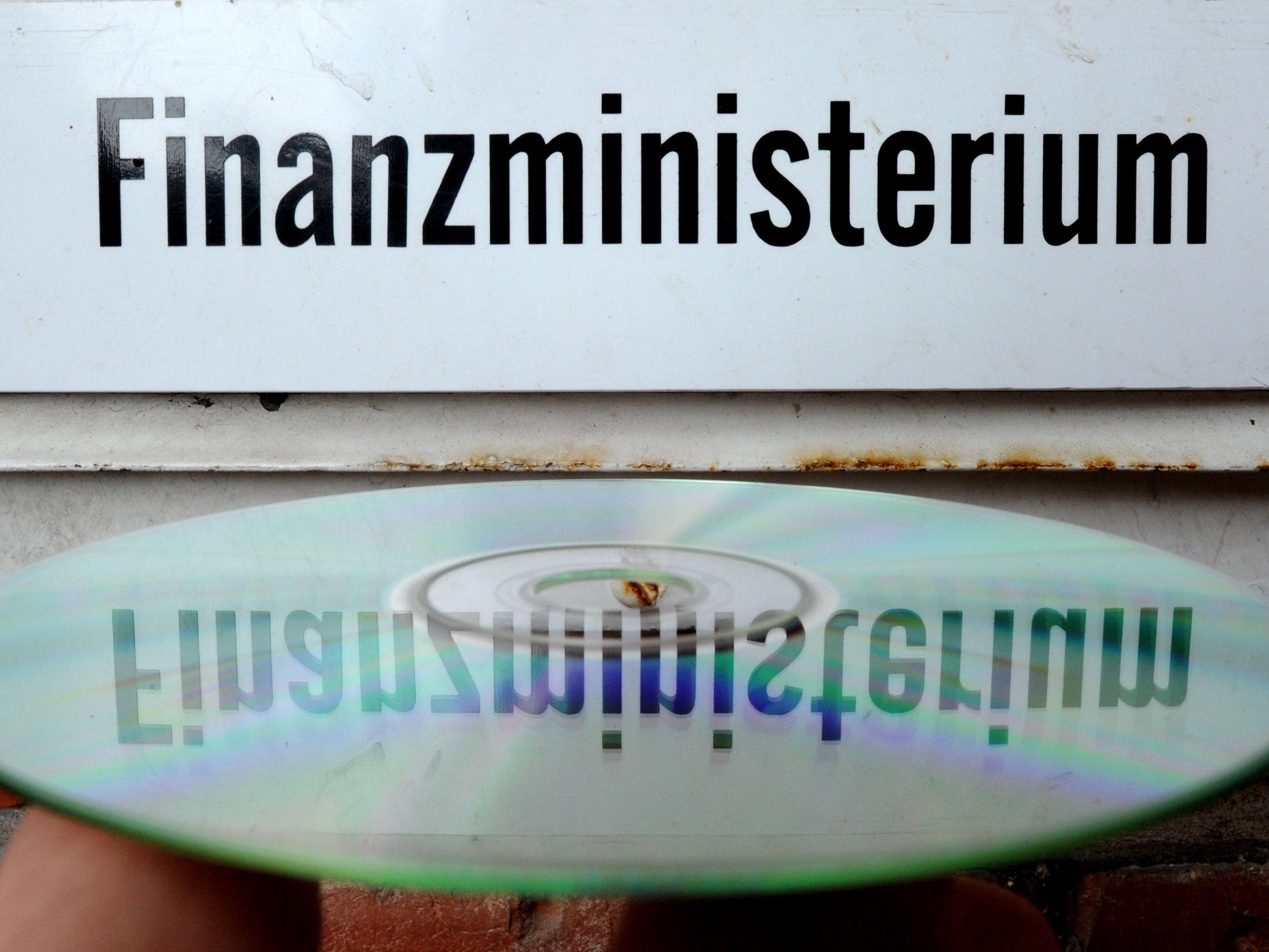 Nordrhein-Westfalen hatte zuletzt eine CD in Luxemburg gekauft. Nordrhein-Westfalen hatte zuletzt eine CD in Luxemburg gekauft.