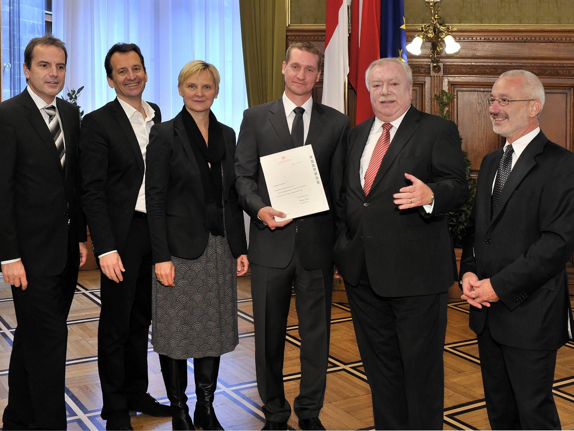 v.li.n.re.: Christian Meidlinger, StR Christian Oxonitsch, StRin Sandra Frauenberger, Mag. Oliver Stribl, Bgm Dr. Michael Häupl und Magstratsdirektor Dr. Erich Hechtner v.li.n.re.: Christian Meidlinger, StR Christian Oxonitsch, StRin Sandra Frauenberger, Mag. Oliver Stribl, Bgm Dr. Michael Häupl und Magstratsdirektor Dr. Erich Hechtner