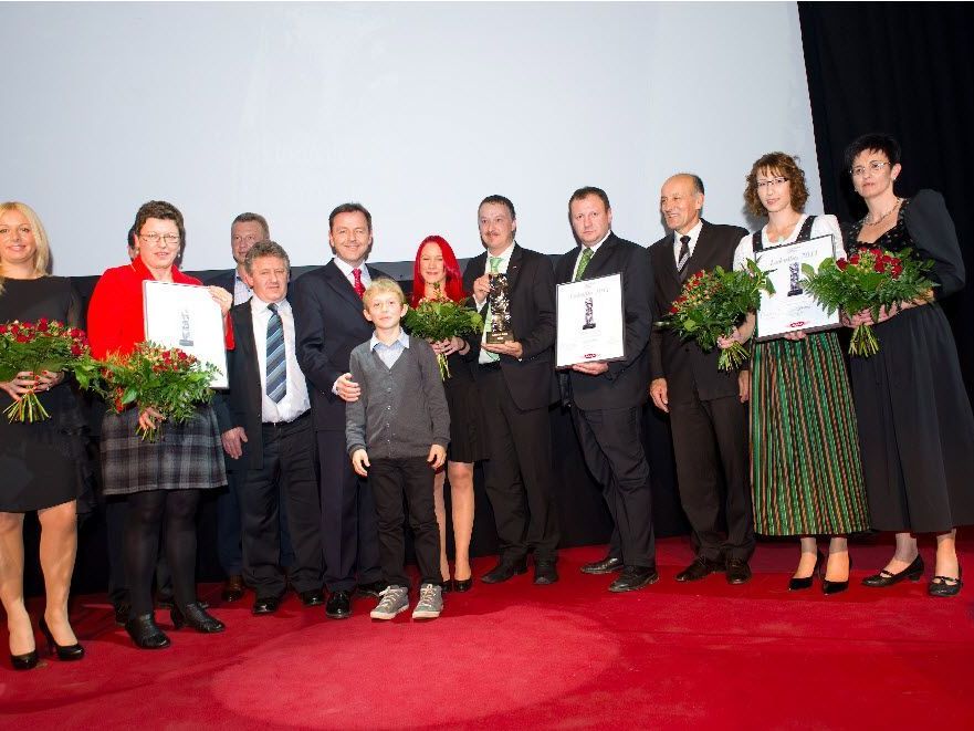 Die Lukullus-Preisträger mit Maria Simic von der Filiale Schwarzach Pfeller als strahlende Gewinnerin. Die Lukullus-Preisträger mit Maria Simic von der Filiale Schwarzach Pfeller als strahlende Gewinnerin.