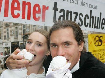 Die Wiener Tanzschulen tanzen in die Faschingssaison. Die Wiener Tanzschulen tanzen in die Faschingssaison.