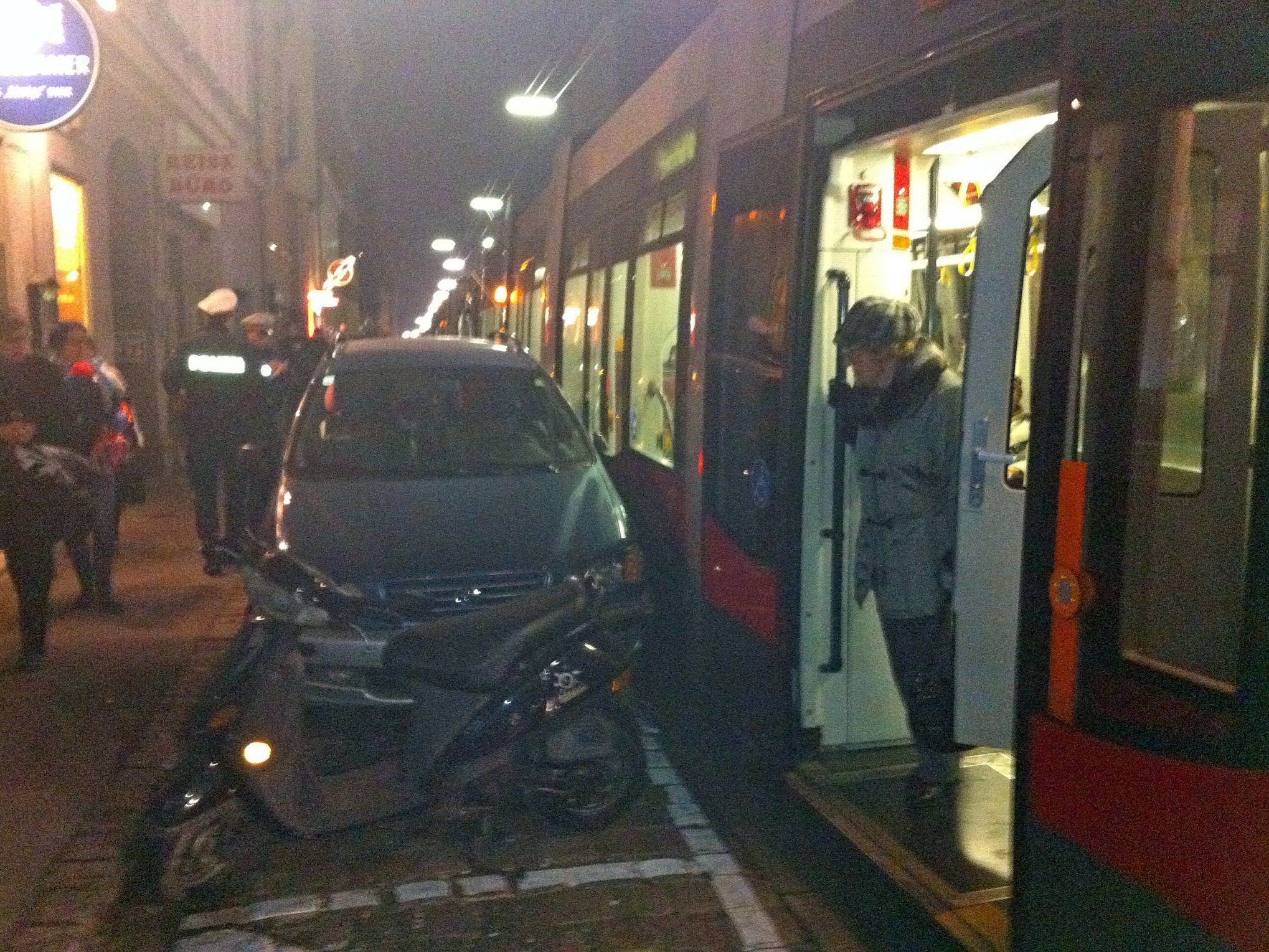 Das war ein bisschen zu nah am Gleis geparkt. Das war ein bisschen zu nah am Gleis geparkt.