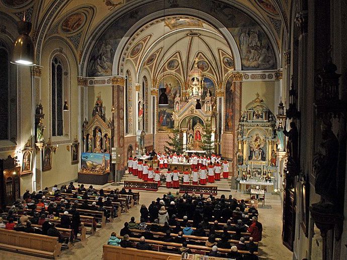 Etwa 30 Ministranten waren mit Pfarrer Böhler im Altarraum der Schrunser Kirche versammelt. Etwa 30 Ministranten waren mit Pfarrer Böhler im Altarraum der Schrunser Kirche versammelt.