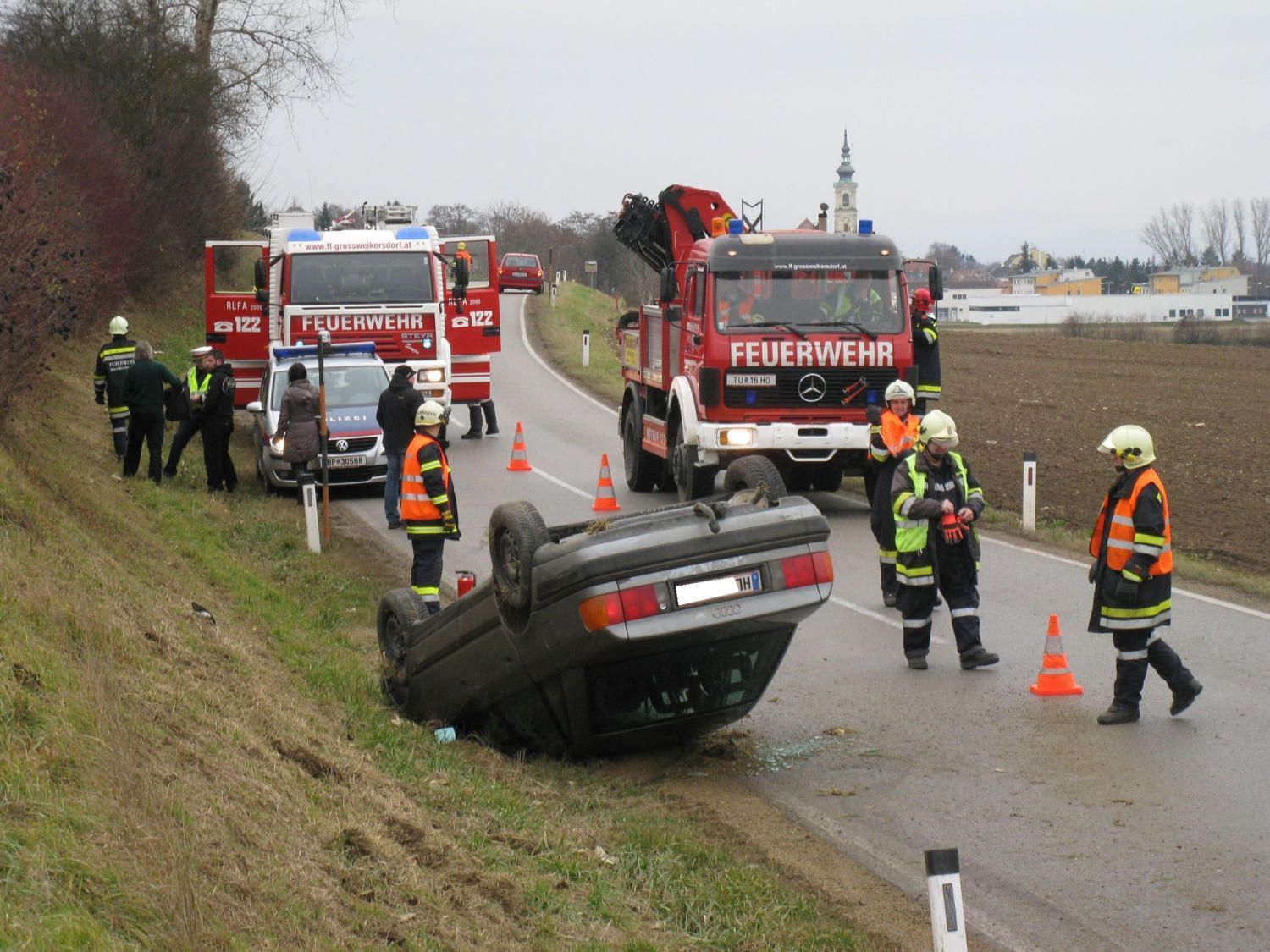 Glück im Unglück hatten die Passagiere dieses Autos in Großweikersdorf Glück im Unglück hatten die Passagiere dieses Autos in Großweikersdorf