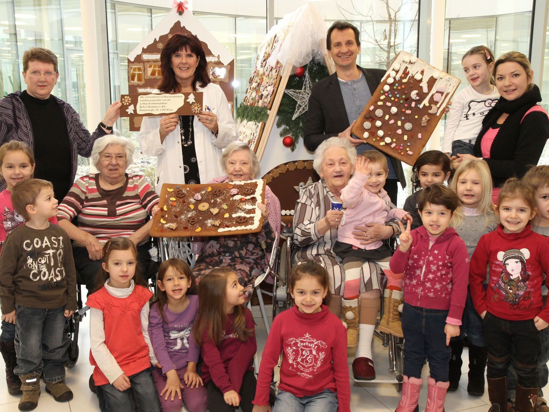 Kinder und SeniorInnen bauen Riesen-Lebkuchenhaus