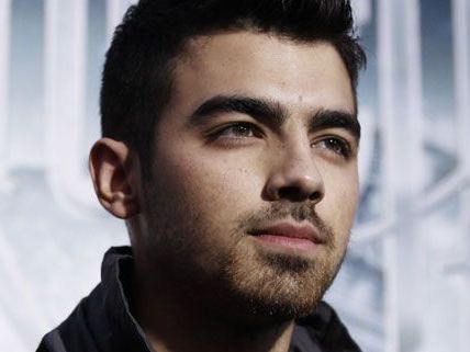 Joes Jonas flirtet mit einem Model Joes Jonas flirtet mit einem Model