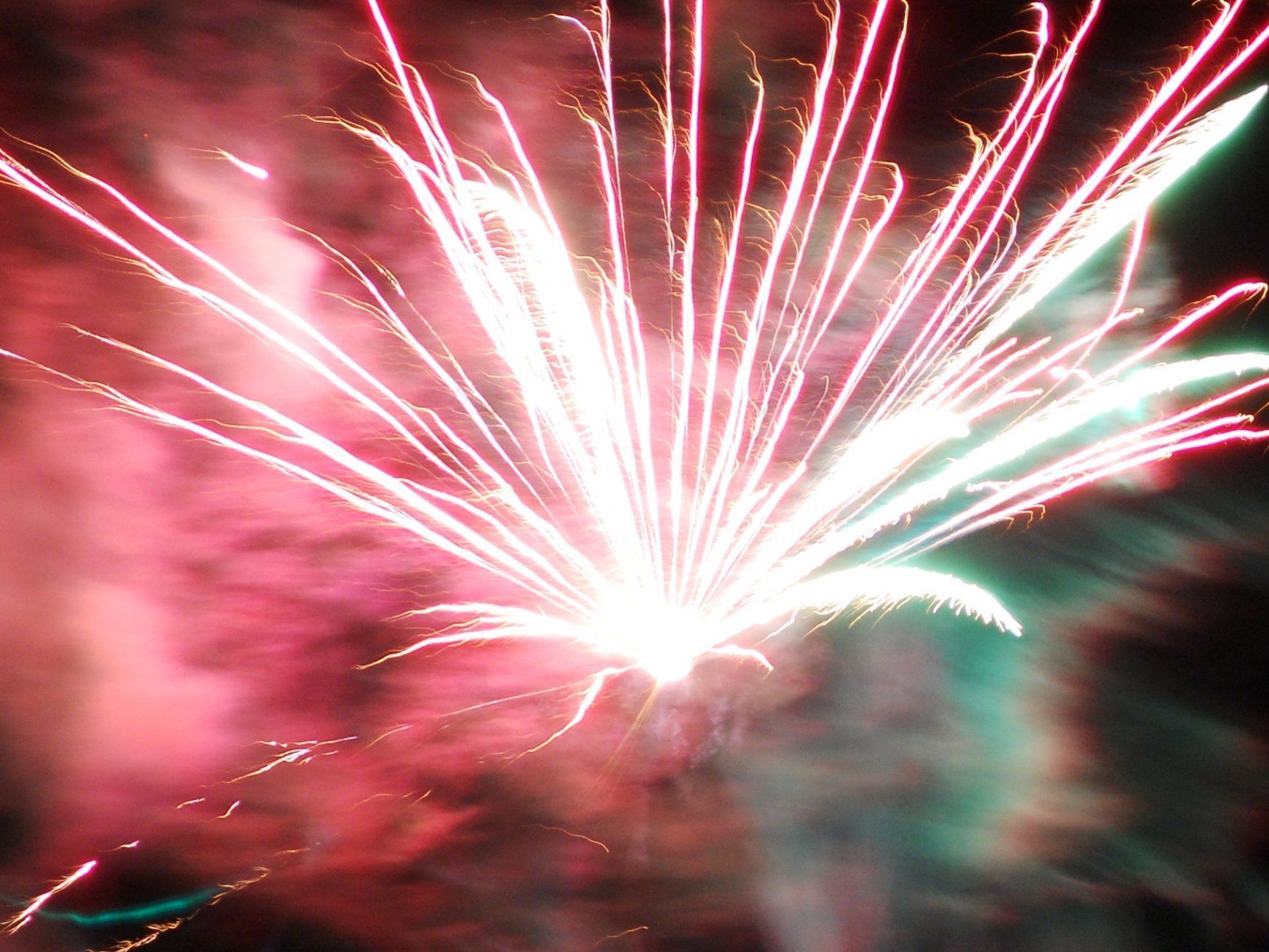 Um das Feuerwerk richtig und mit allen Fingern genießen, sollten einige Sicherheitsregeln beachtet werden.