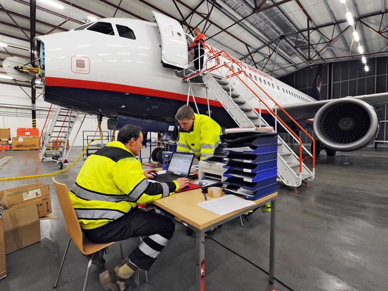 Hamburg International-Technik investiert am Flughafen Friedrichshafen 2,2 Mio. Euro und schafft 40 neue qualifizierte Arbeitsplätze. Hamburg International-Technik investiert am Flughafen Friedrichshafen 2,2 Mio. Euro und schafft 40 neue qualifizierte Arbeitsplätze.