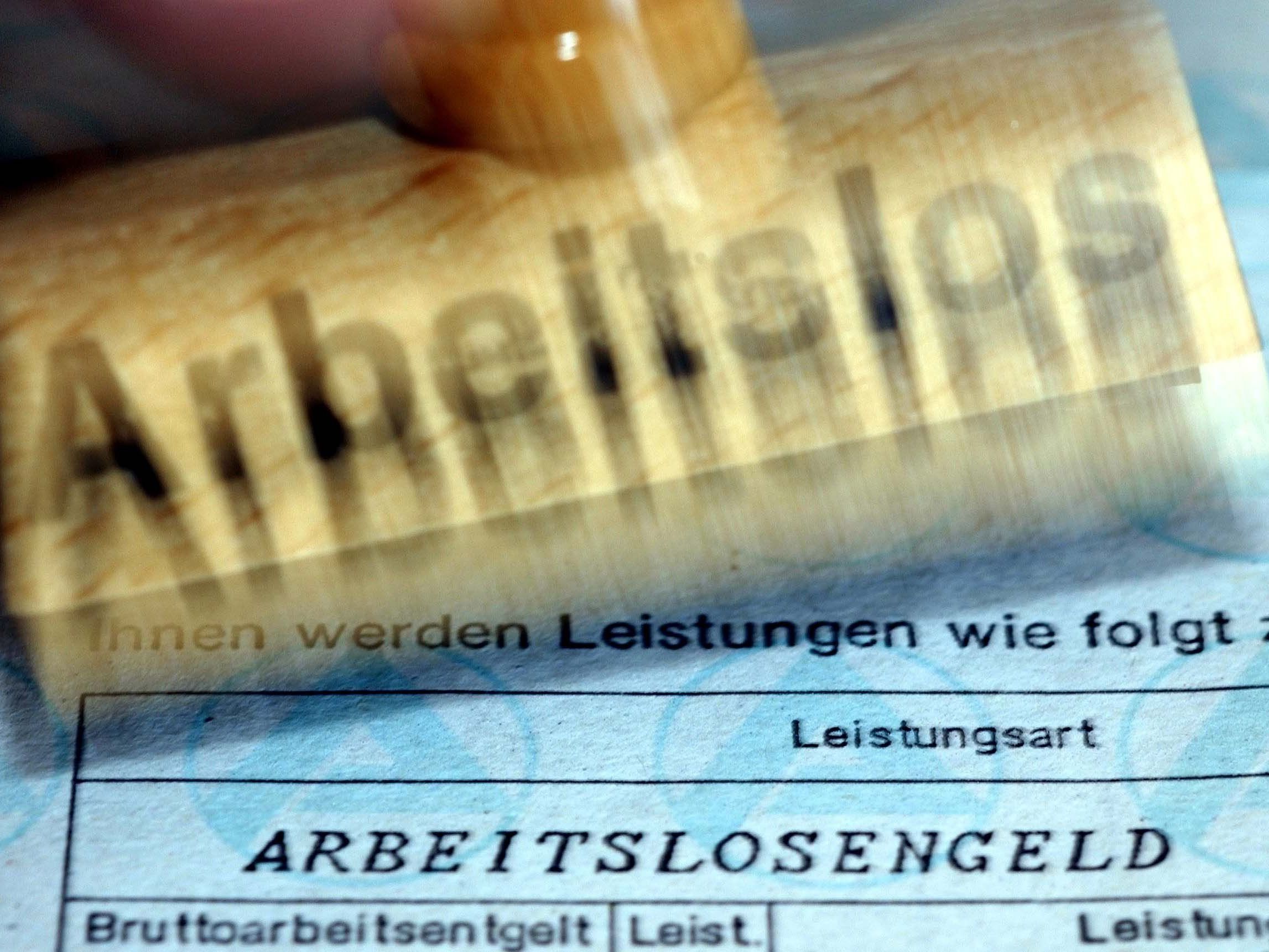 Während die Arbeitslosigkeit steigt, nimmt auch die Beschäftigung weiter zu. Während die Arbeitslosigkeit steigt, nimmt auch die Beschäftigung weiter zu.
