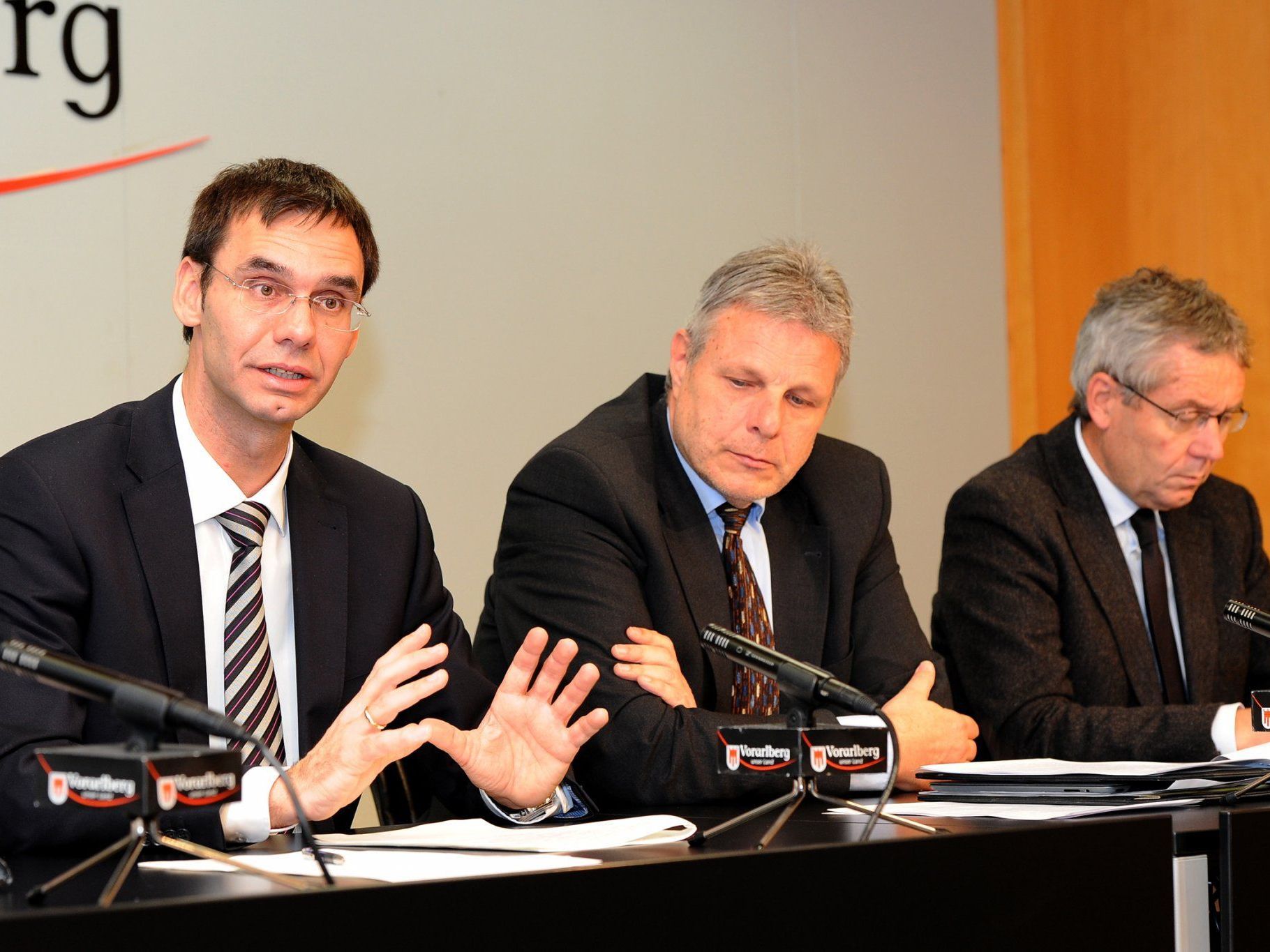 LH Wallner, AMS-Chef Strini und LSth. Rüdisser erläuterten die arbeitsmarktpolitischen Schwerpunkte für das Jahr 2012 LH Wallner, AMS-Chef Strini und LSth. Rüdisser erläuterten die arbeitsmarktpolitischen Schwerpunkte für das Jahr 2012