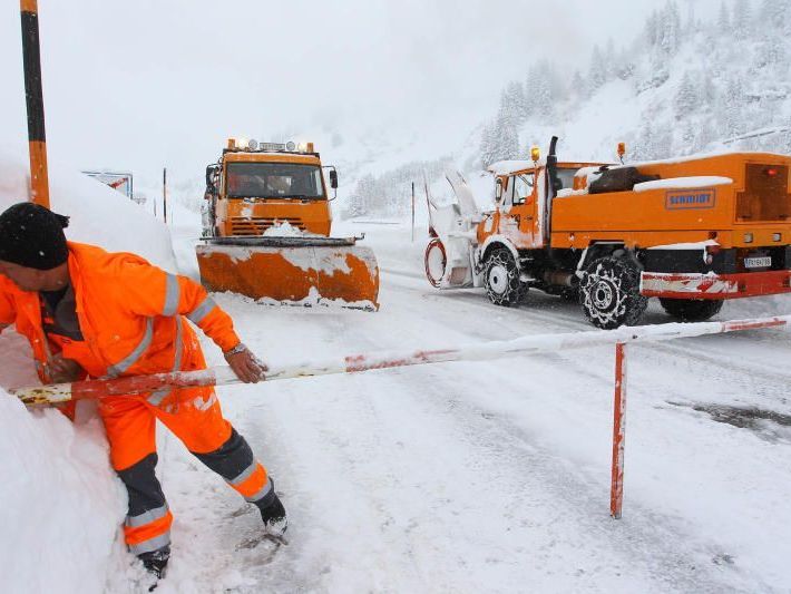 Die Zufahrtswege zu Bergdörfern wie Lech am Arlberg oder Gargellen waren über Nacht wegen der Lawinengefahr gesperrt. Die Zufahrtswege zu Bergdörfern wie Lech am Arlberg oder Gargellen waren über Nacht wegen der Lawinengefahr gesperrt.