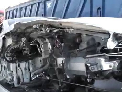 Die rechte Seite des Aston Martin Rapide wurde komplett zerstört. Die rechte Seite des Aston Martin Rapide wurde komplett zerstört.