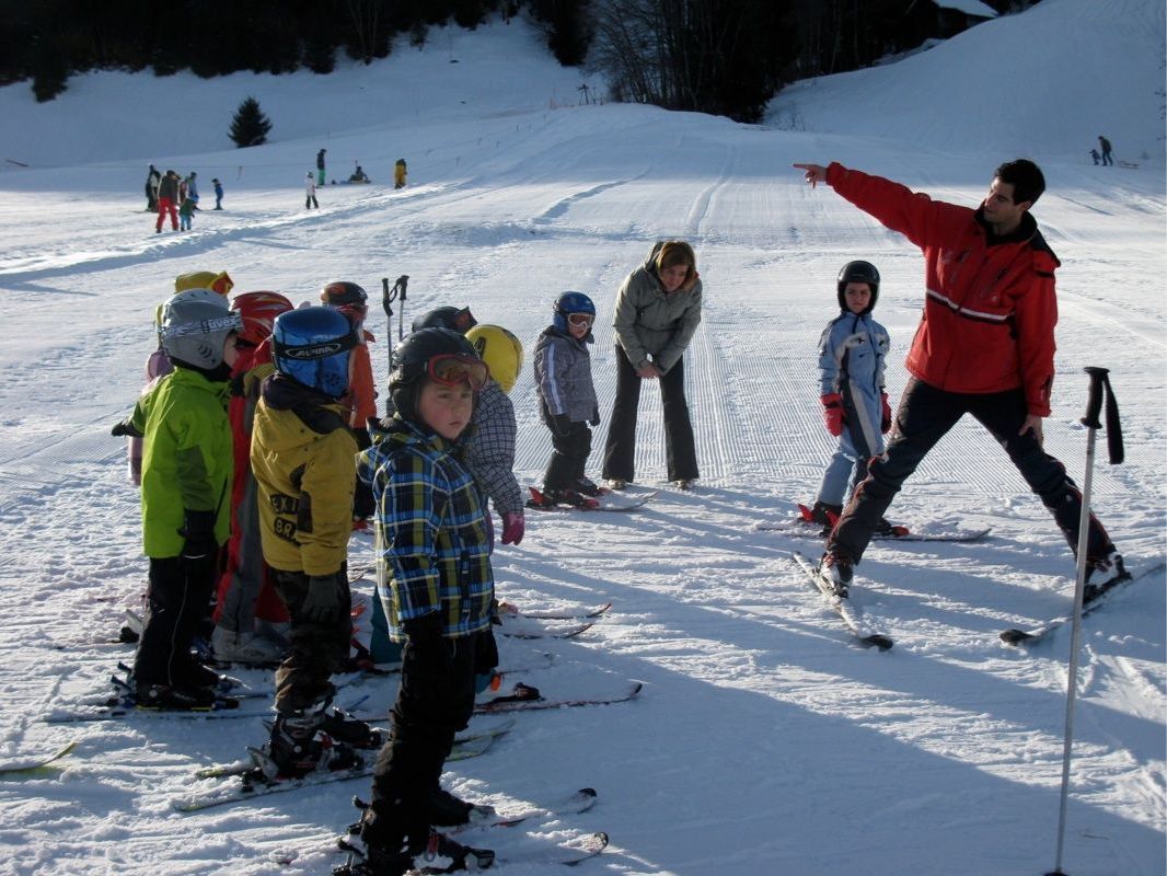 Viele Kinder genießen einen Skikurs im sonnigen Gurtis über die Weihnachtsferien Viele Kinder genießen einen Skikurs im sonnigen Gurtis über die Weihnachtsferien
