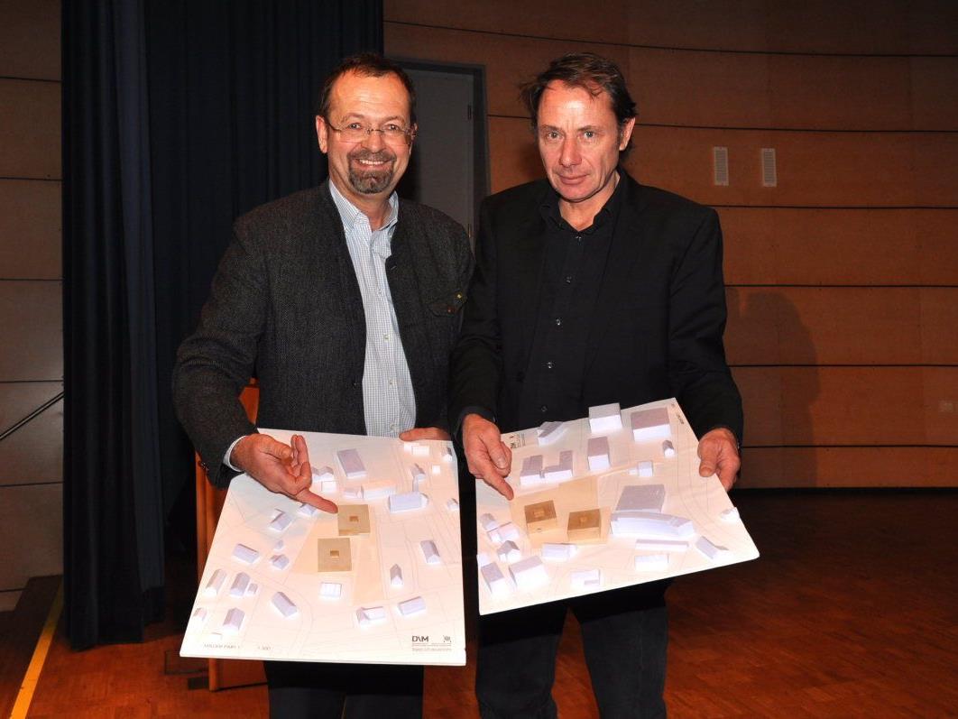 Bgm. Rainer Siegele und Architekt Christian Matt präsentierten die beiden Modelle.